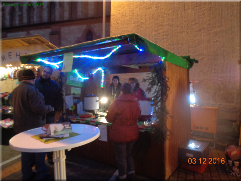 Grüner Weihnachtsmarktstand