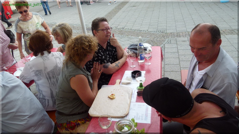 Mit Grün auf dem Weinfest