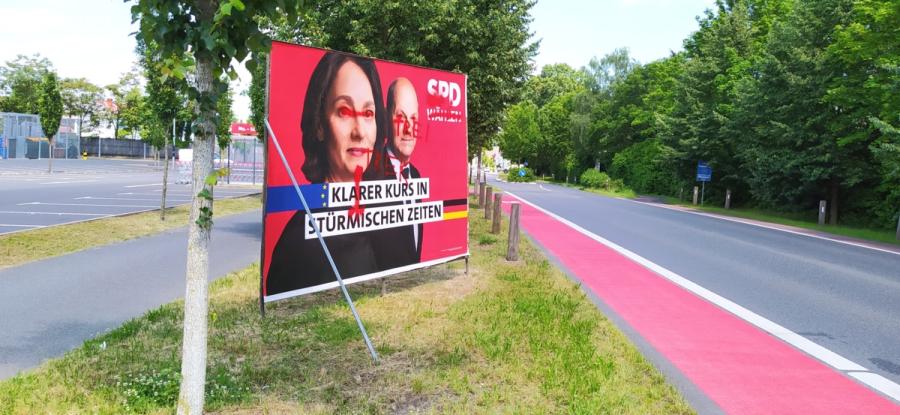 beschmierte Wahlplakate